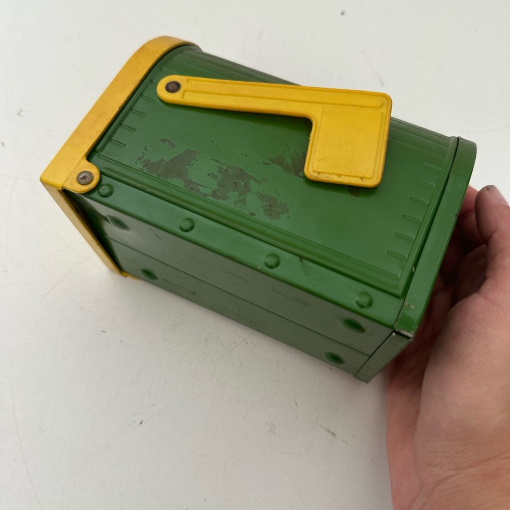 John Deere Metal Mailbox Bank By Ertl Vintage Made In Dyersville Iowa USA - Picture 10 of 11